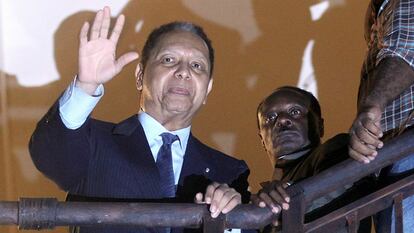 Jean-Claude Duvalier 'Baby Doc', saluda, desde un balcón del Hotel Karibe de Puerto Príncipe, a sus seguidores.