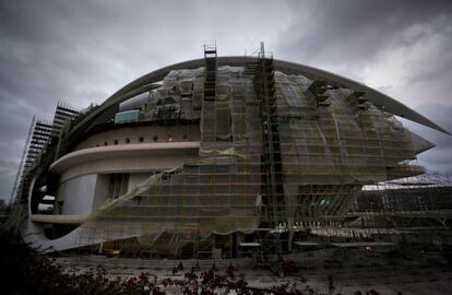 Aspecto que ofrece en la actualidad el Palau de las Artes a causa del desprendimiento del trencadis que cubría su fachada.