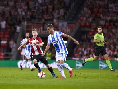 Muniain persigue a Rubén Pérez.