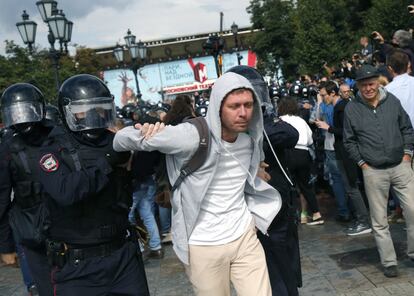 Las autoridades se están empleando a fondo para tratar de apagar las protestas; aunque hay nuevas acciones convocadas para los próximos fines de semana. En la imagen, un joven manifestante es detenido durante la protesta.