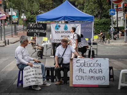 Vecinos de la alcaldía Benito Juárez bloquean la avenida Insurgentes para protestar por el agua contaminada que detectaron en sus hogares.