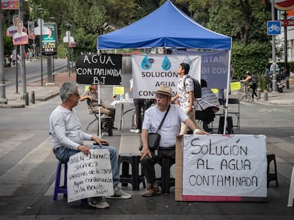 Vecinos de la alcaldía Benito Juárez bloquearon las avenidas Insurgentes y Xola para protestar por el agua contaminada, el 10 de abril de 2024, en Ciudad de México.