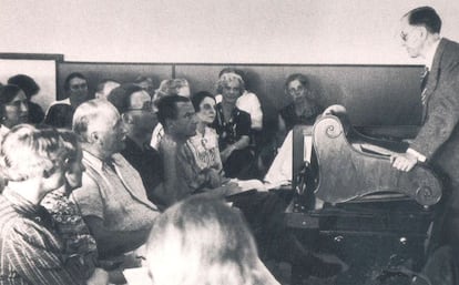Una disertación durante las conferencias de Eranos de 1938. Paul Masson-Oursel es el orador, y Carl Gustav Jung está escuchando a la izquierda de la imagen.