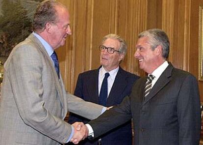 El Rey saluda a Jordi Clos, ganador del Premio Juan Lladó, con Antonio Garrigues Walker entre ambos.