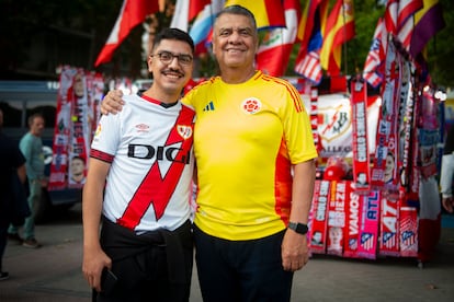 Pablo López (izquierda) y Sergio López (derecha) minutos antes de entrar al estadio para el juego entre el Rayo Vallecano y el Atlético de Madrid.