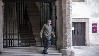 Pere Barcel&oacute; sale del palacio episcopal de Mallorca.