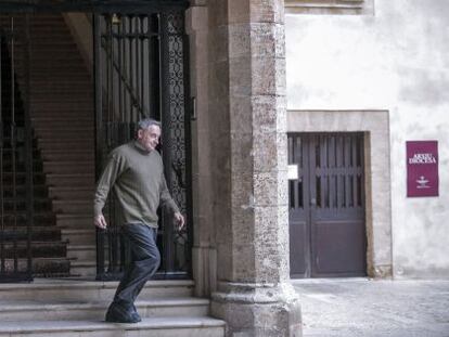 Pere Barcel&oacute; sale del palacio episcopal de Mallorca.