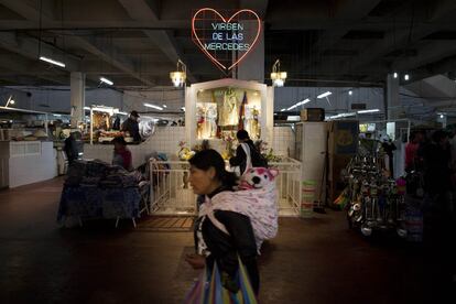 En los mercados de Quito las imágenes de vírgenes donadas por los vendedores están por todo el mercado.