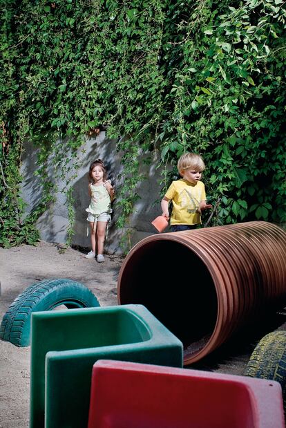 <b>Niños jugando en el patio de una guardería</b>