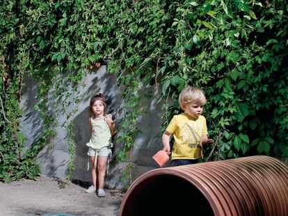 <b>Niños jugando en el patio de una guardería</b>