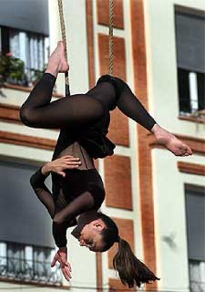 La trapecista Fura durante su actuación ayer en el Magdalena Circus en Castellón.