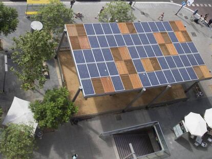 Pèrgola amb panells solars a la plaça del Centre, a Barcelona.