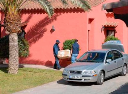 Policías de paisano llevan una caja durante el registro del domicilio del alcalde de Mogán.