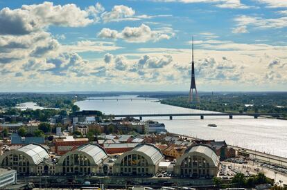 Si «televisión» significa ver lejos, la capital letona parece de juguete. Se inauguró en 1986 y es la torre de telecomunicaciones más alta de la UE. Y una de las más elevadas de todo el mundo.