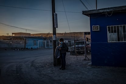 Una mujer espera en la Colonia Lomas de Poleo, una de las más inseguras de Ciudad Juárez.