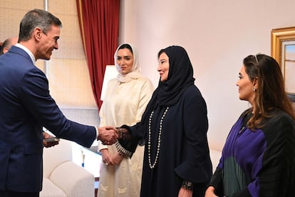 El presidente del Gobierno, Pedro Sánchez, mantiene un encuentro con mujeres de Qatar en Doha, este miércoles.