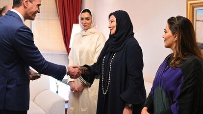 El presidente del Gobierno, Pedro Sánchez, mantiene un encuentro con mujeres de Qatar en Doha, este miércoles.