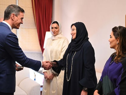 El presidente del Gobierno, Pedro Sánchez, mantiene un encuentro con mujeres de Qatar en Doha, este miércoles.