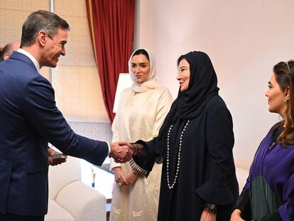 El presidente del Gobierno, Pedro Sánchez, mantiene un encuentro con mujeres de Qatar en Doha, este miércoles.