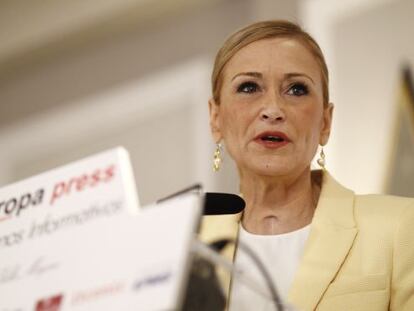 Cristina Cifuentes durante su intervención en el desayuno informativo en el hotel Villamagna de Madrid.
