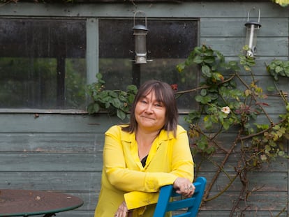 La escritora escocesa Ali Smith, retratada en su casa de Cambridge.