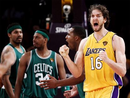 Pau Gasol celebra los puntos durante el último cuarto ante Rasheed Wallace, Paul Pierce y Glen Davis, de los Celtics.