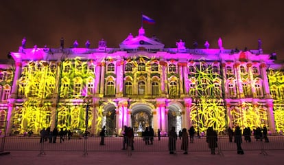 Este museo es uno de los más grandes del mundo y con mayor número de fondos. Por supuesto es el más importante en lo que a arte ruso se refiere y de los más completos en cuanto a piezas de otras culturas. No es un edificio de nueva creación, comprende varios palacios, uno de ellos el Palacio de Invierno de los zares. Con la caída de estos, se convirtió en el primer museo público del país, nutriéndose de los fondos que habían atesorado estos poderosos gobernantes. Como otros macromuseos, el Louvre, por ejemplo, forma un ecosistema en sí mismo con enormes galerías llenas de objetos arqueológicos, pinturas, esculturas, grabados, libros, dibujos, una colección de ciencias naturales y otra numismástica -la más numerosa del mundo-. Su tamaño es tal que, como en otras instituciones de dimensiones similares, sus trabajadores se mueven con patines o con carritos por las áreas privadas.Un museo que da para más de una ciudad y que está abriendo sucursales por distintos lugares como Ámsterdam y Málaga.