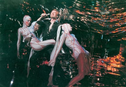 <b>'Al That Jazz (Empieza el espectáculo, Bob Fosse, 1980)'</b>. Transformar tu propia muerte en un espectacular 'show' digno de Las Vegas solo se le podía ocurrir a Bob Fosse. Una apoteosis final rodeado de coristas, familiares y amigos al pie de tu lecho mortuorio del hospital y a los acordes del 'Bye Bye Love' de los Everly Brothers. Anotemos como Ángel de la Muerte a una bellísima Jessica Lange recién escapada de los brazos de King Kong.