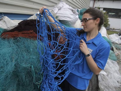Una trabajadora de la firma separa las redes destinadas al reciclaje