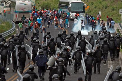 Familiares de los 43 estudiantes desaparecidos en Iguala y alumnos de la Normal Rural de Ayotzinapa que se dirigían a Chilpancingo se enfrentan con la policía, en la carretera que une el municipio de Tixtla con Chilpancingo, donde unos 300 policías bloquearon el paso de los manifestantes.