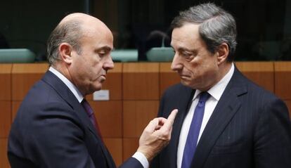 El ministro de Econom&iacute;a, Luis de Guindos,con el presidente del Banco Central Europeo, Mario Draghi, en diciembre de 2013