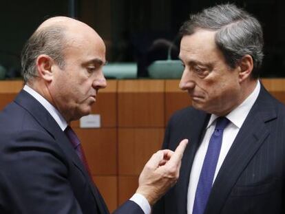 El ministro de Econom&iacute;a, Luis de Guindos,con el presidente del Banco Central Europeo, Mario Draghi, en diciembre de 2013