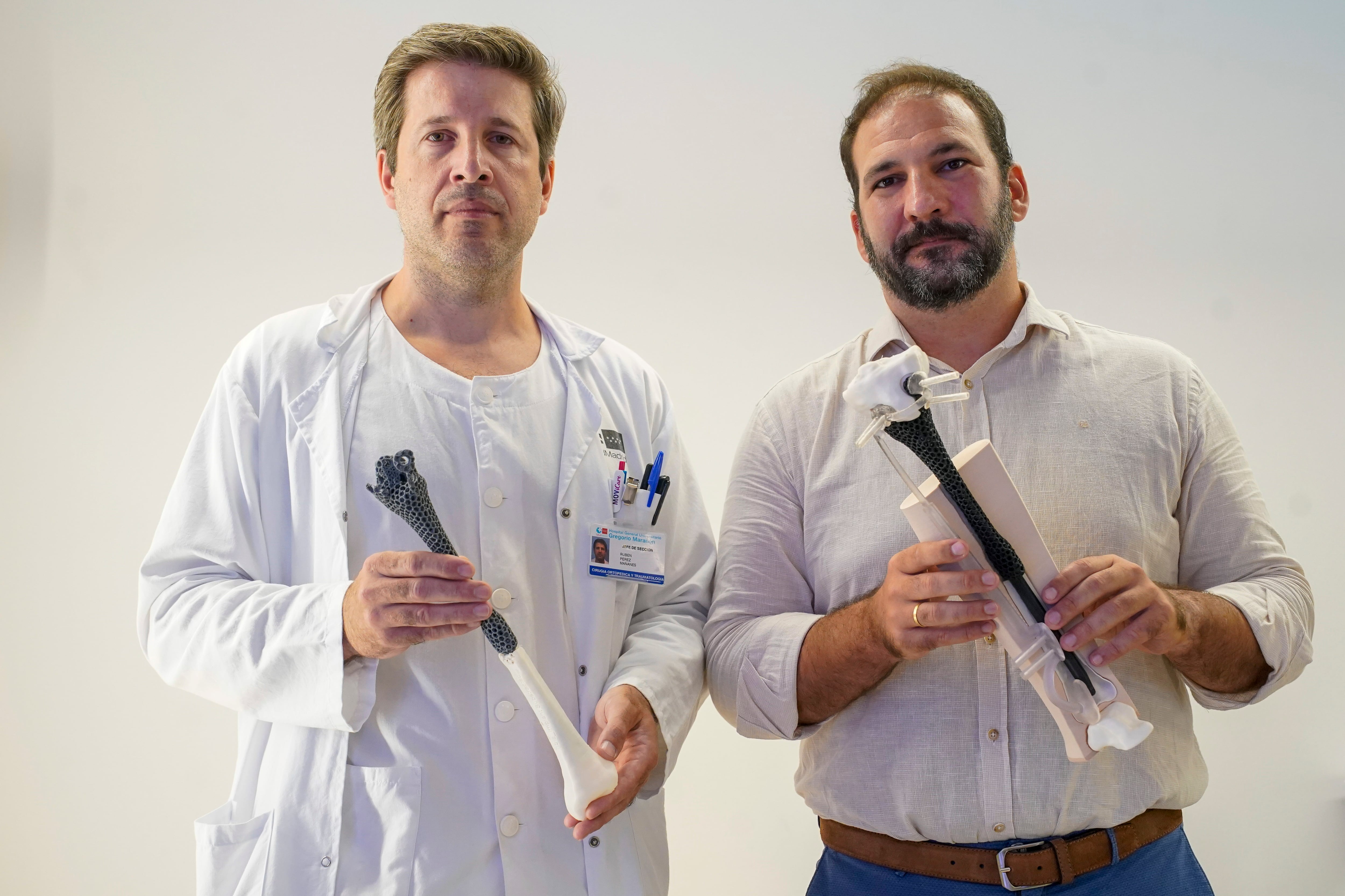 De la ingeniería aeroespacial al quirófano: el primer metamaterial óseo implantado salva la pierna de Pierre