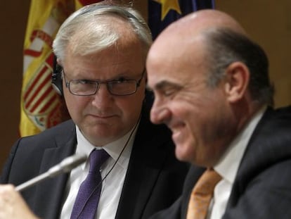 El ministro Luis de Guindos con el comisario de Asuntos Econ&oacute;micos, Olli Rehn, en Madrid.