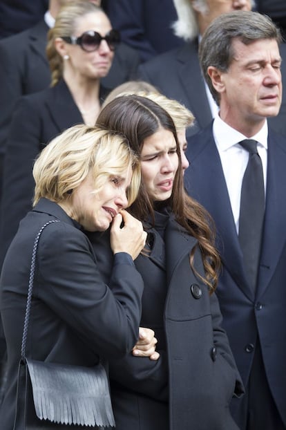 Eugenia Martínez de Irujo y su hija lloran la muerte de la duquesa momentos antes de comenzar el funeral.