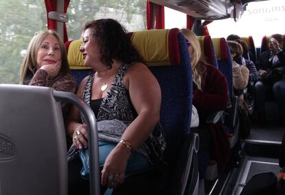 Bea y Miriam, ambas colombianas, charlan en el autobús camino a Mérida. Son veteranas. Llevan cinco años participando en caravanas de mujeres. "Por 20 euros me llevan, me dan comida, cena, baile... ¿y si encima ligo? ¿Qué mas se puede pedir?", dice Miriam.