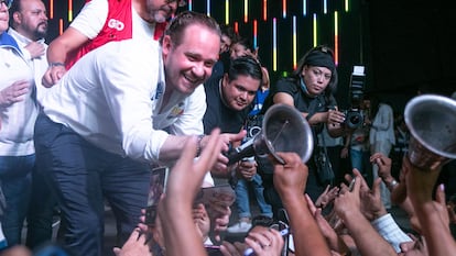 Santiago Taboada saluda a simpatizantes en Gran Fórum, en Ciudad de México, el 1 de mayo.