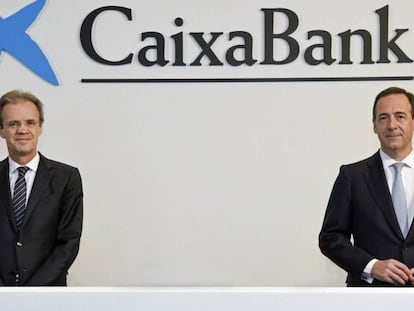 Jordi Gual y Gonzalo Gortázar, en la junta general de accionistas de CaixaBank.