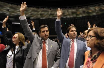 Deputados Maur&iacute;cio Quintella (&agrave; esq.) e Rodrigo Maia.