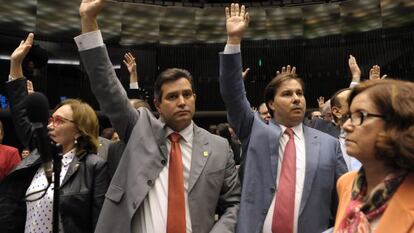 Deputados Maur&iacute;cio Quintella (&agrave; esq.) e Rodrigo Maia.