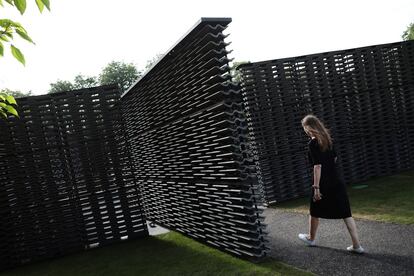 La llegada del verano londinense la anuncia la apertura del pabellón efímero de la Serpentine Gallery, en los jardines de Kensington. El de este año es de la arquitecta mexicana Frida Escobedo, un espacio de 300 metros cuadrados, abierto desde este viernes hasta el 7 de octubre, que funciona como punto de encuentro y espacio cultural. También tiene una cafetería. El pabellón se inspira en las celosías mexicanas, un enrejado que permite las corrientes de aire y poder mirar sin ser visto. Rasgos de la arquitectura mexicana creados con un entramado de tejas de cemento. En el techo se encuentra un espejo, y en el interior, un estanque triangular, dos elementos que reflejan los rayos de sol, que se filtran por la celosía. Un juego de luces y sombras que “convierte el edificio en un reloj que marca el paso del día”, según palabras de Frida Escobedo. Con 39 años, es la arquitecta más joven en realizar este encargo, que se inició en 2000. Desde entonces han firmado los pabellones de la Serpentine Gallery creadores como Zaha Hadid (la primera) y Francis Kéré (el último).