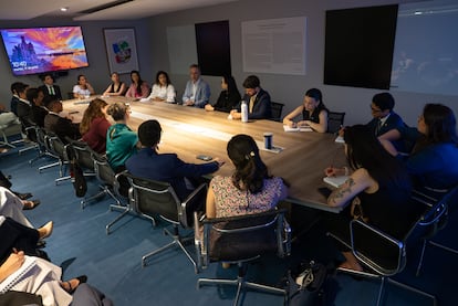 El periodista Andrea Rizzi junto a participantes del programa Jóvenes Líderes Iberoamericanos, este lunes en la redacción de EL PAÍS.