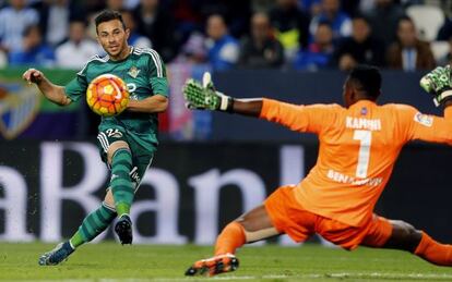 Rub&eacute;n Castro, del Betis, supera a Kameni, del M&aacute;laga.