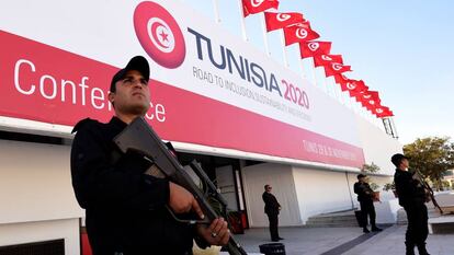 Las Fuerzas de Seguridad custodian el Palacio de Congresos de Túnez, sede de la conferencia Tunisia 2020.