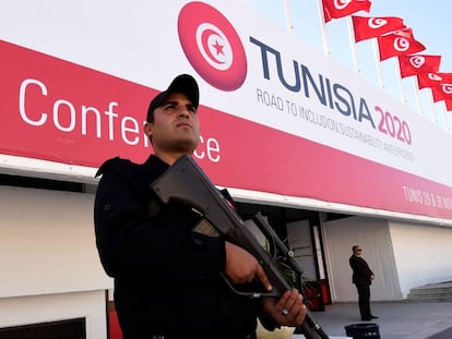 Las Fuerzas de Seguridad custodian el Palacio de Congresos de Túnez, sede de la conferencia Tunisia 2020.