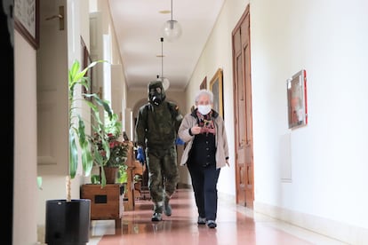 Una anciana, en una residencia de Castilla y León desinfectada por patrullas militares