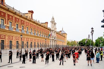 Concentración a favor de la cultura junto al Palacio de San Telmo, inicio del recorrido de la manifestación en Sevilla. La convocatoria se ha llevado a cabo en 28 ciudades de España.