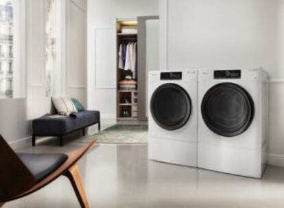 Lavadora y secadora de la firma Whirlpool que se comunican entre sí e interactúan con el usuario a través de una aplicación disponible para iOS y Android.