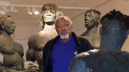 Ousmane Sow posa delante de sus trabajos en Lyon (1999)