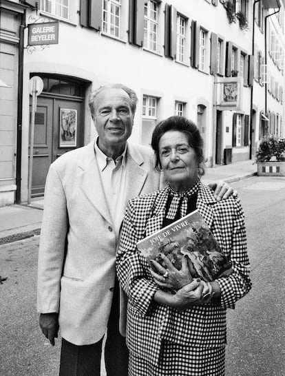 Ernest y su mujer Hildy Beyeler enfrente de la Galería Beyeler.